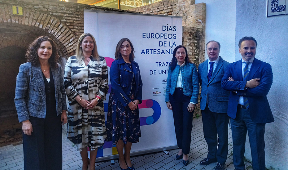 La viceconsejera de Empleo, Empresa y Trabajo Autónomo, Beatriz Barranco, y la directora general de Comercio, Cecilia Ortiz, en las jornadas inaugurales que se han celebrado en el Centro Cerámica Triana (Sevilla).